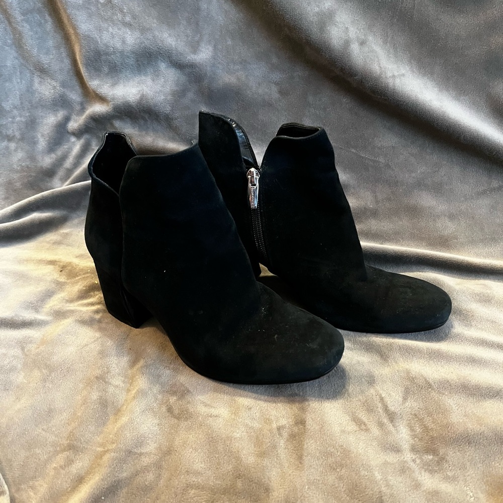 Vince Camuto black suede 6.5 booties with zipper closures, chunky heel